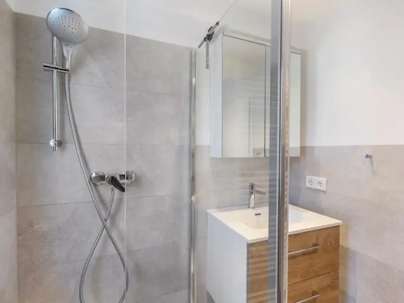 Modernes Bad mit begehbarer Dusche und Waschtisch, Deluxe Apartment