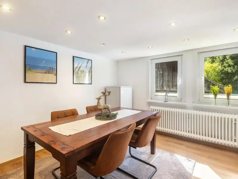 Essbereich mit Holztisch und Blick zur Küchenzeile, Deluxe Apartment