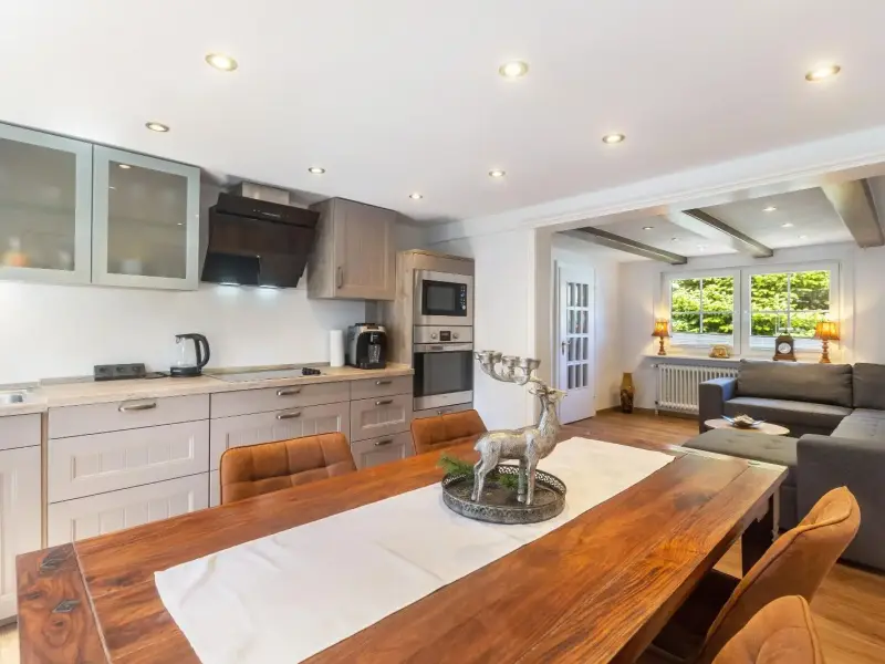 Offene Küche mit Blick in den Wohn- und Essbereich, Deluxe Apartment