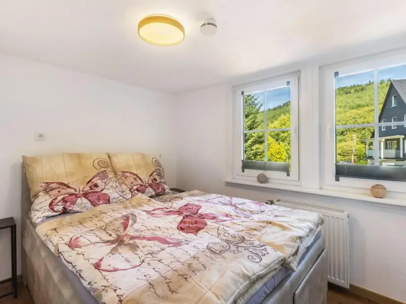 Zweites Schlafzimmer mit zwei Fenstern, Deluxe Apartment