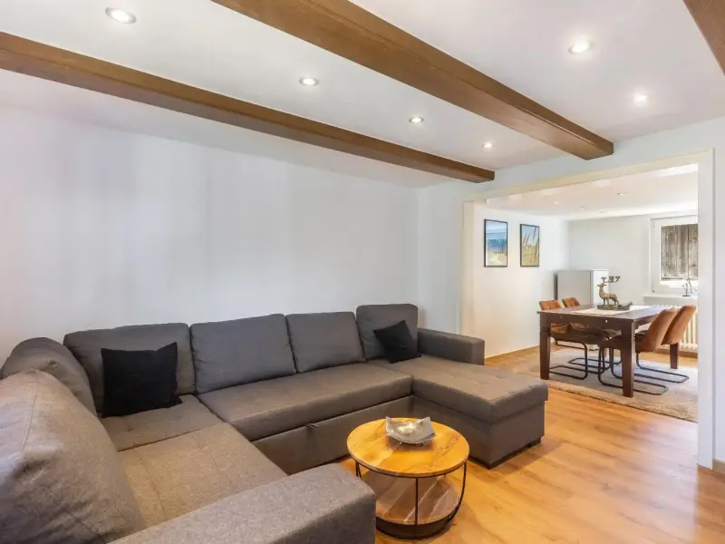 Wohnbereich mit Eckcouch und Blick in den Essbereich, Deluxe Apartment