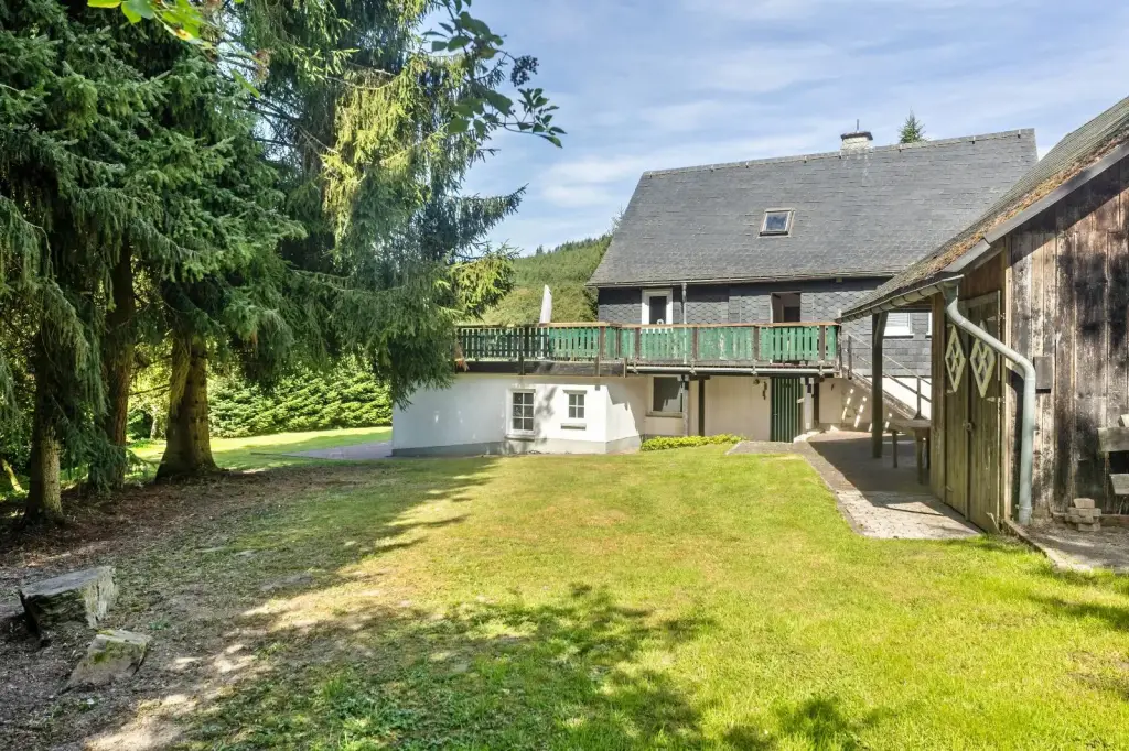 Gartenseite des Hauses mit Balkon und Aussentreppe zur Dachterrasse