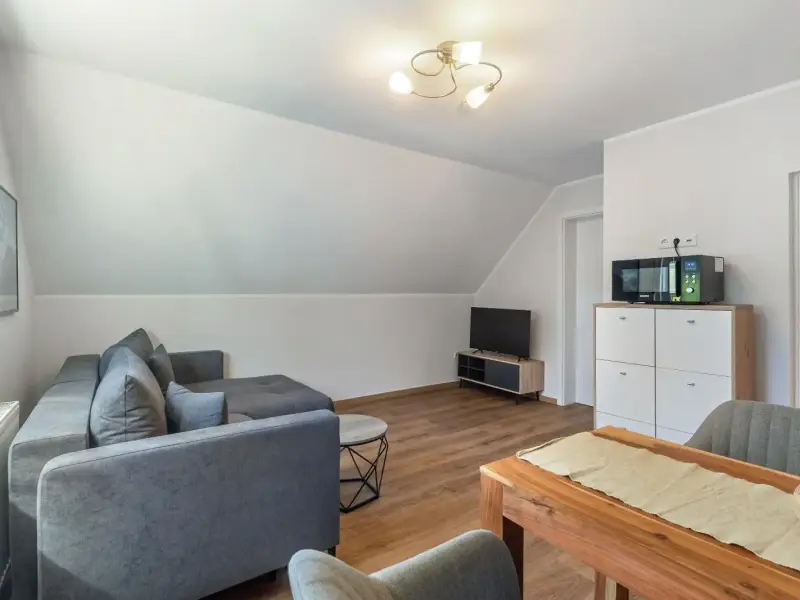Wohnzimmer mit Sofa, Fernseher und Sideboard, Superior Apartment